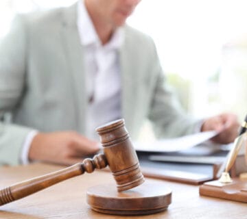 رفع دعوى قضائية في الإمارات