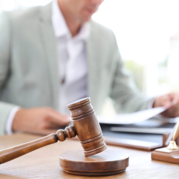 رفع دعوى قضائية في الإمارات